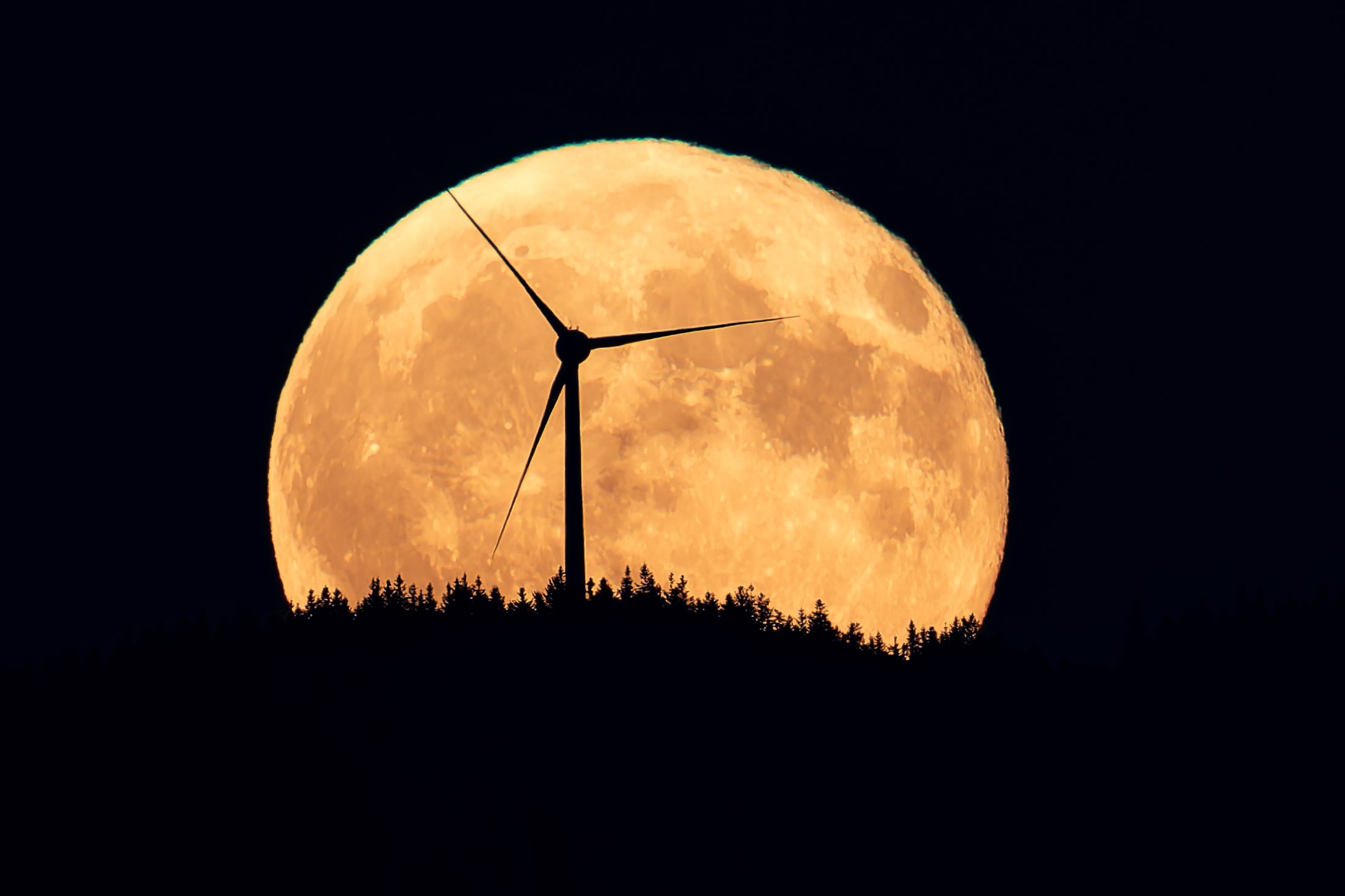 Vollmondaufgang hinter Windrad am Rohrhardsberg im Schwarzwald