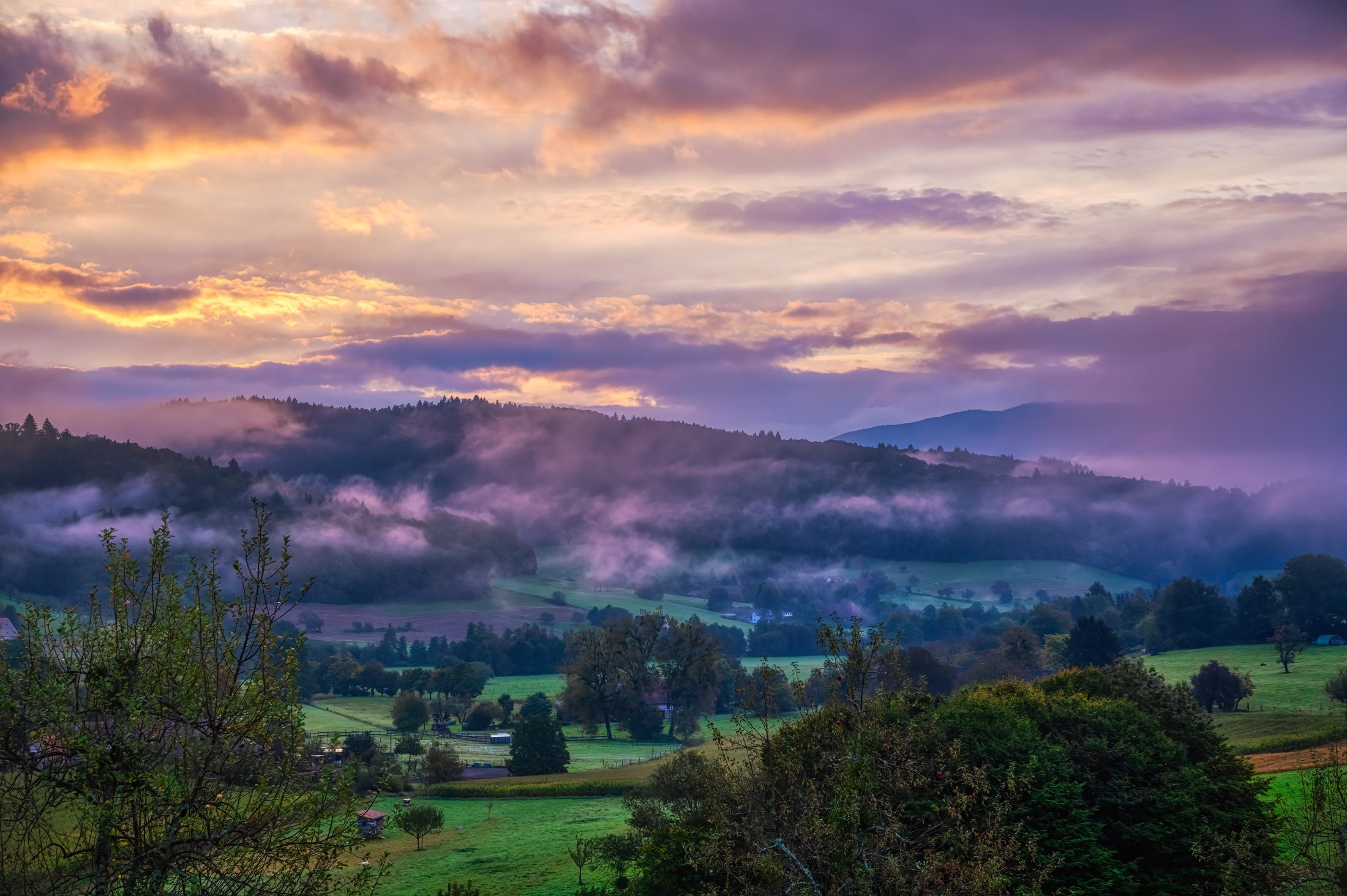 Herbstmorgen in Brettenbach: Nebel über den Hügeln