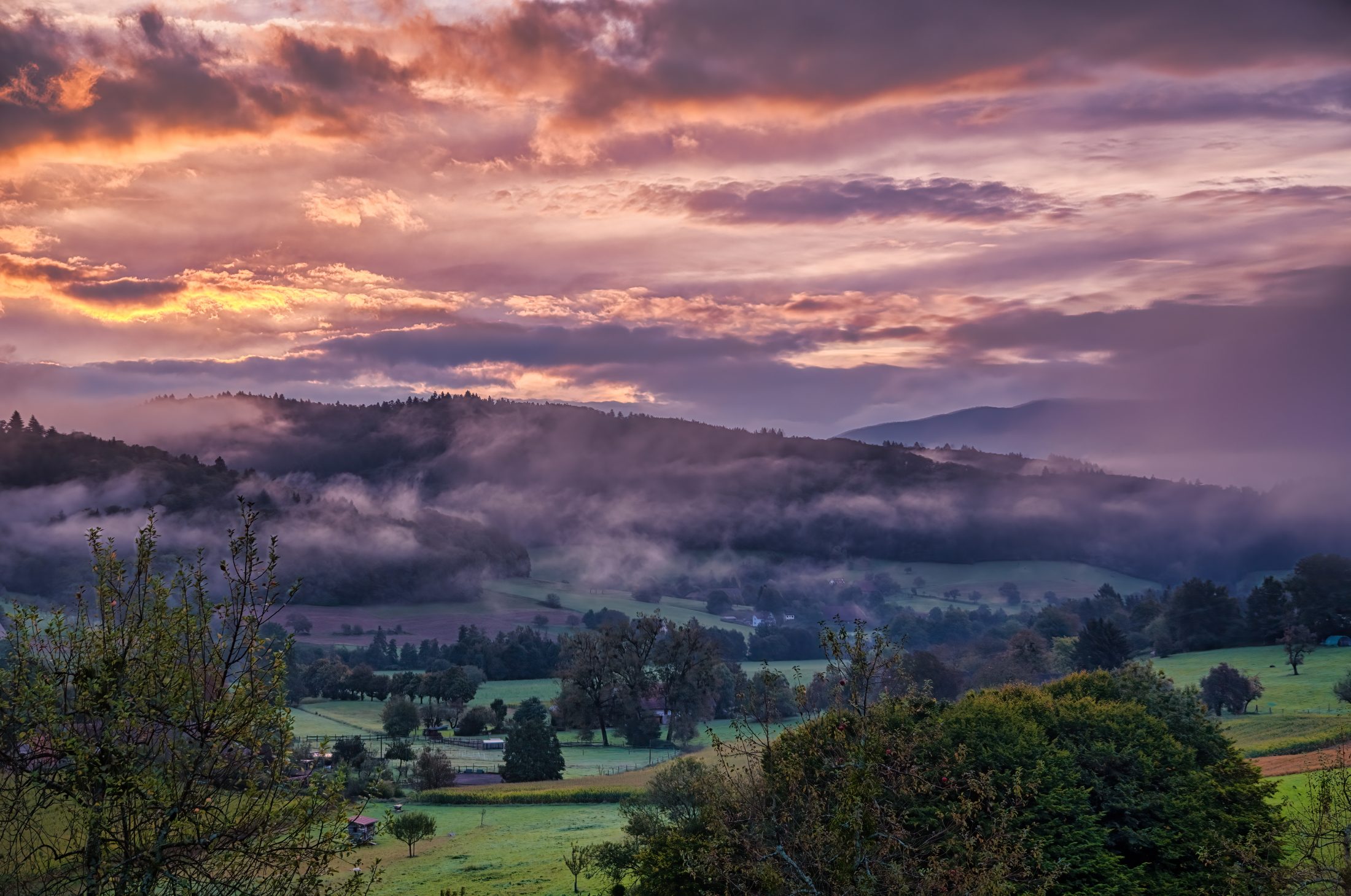 Herbstmorgen im Schwarzwald: Sonnenaufgang über nebelverhangene