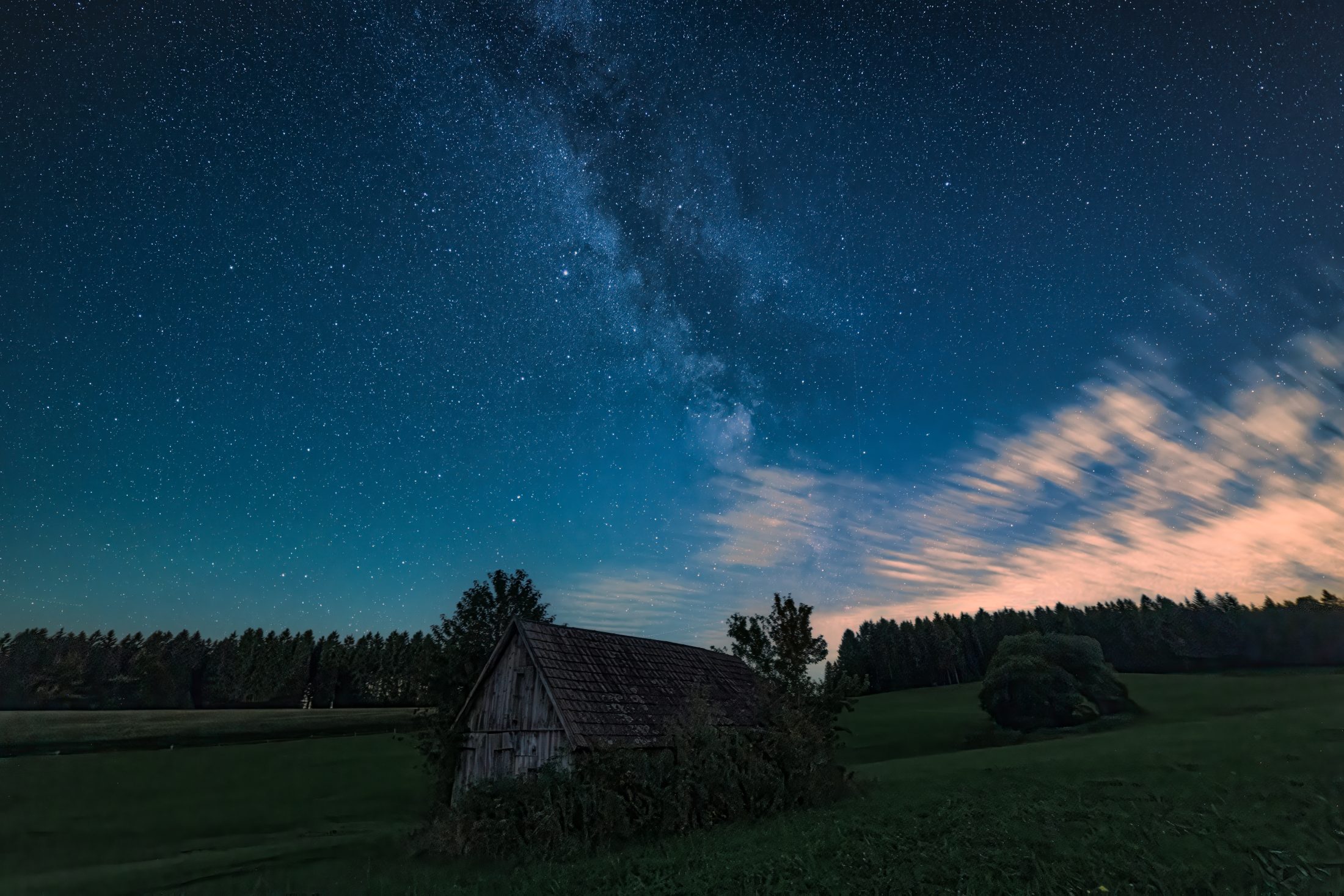 Milchstraße über altem Holzschuppen – Copyright Hans Enderl
