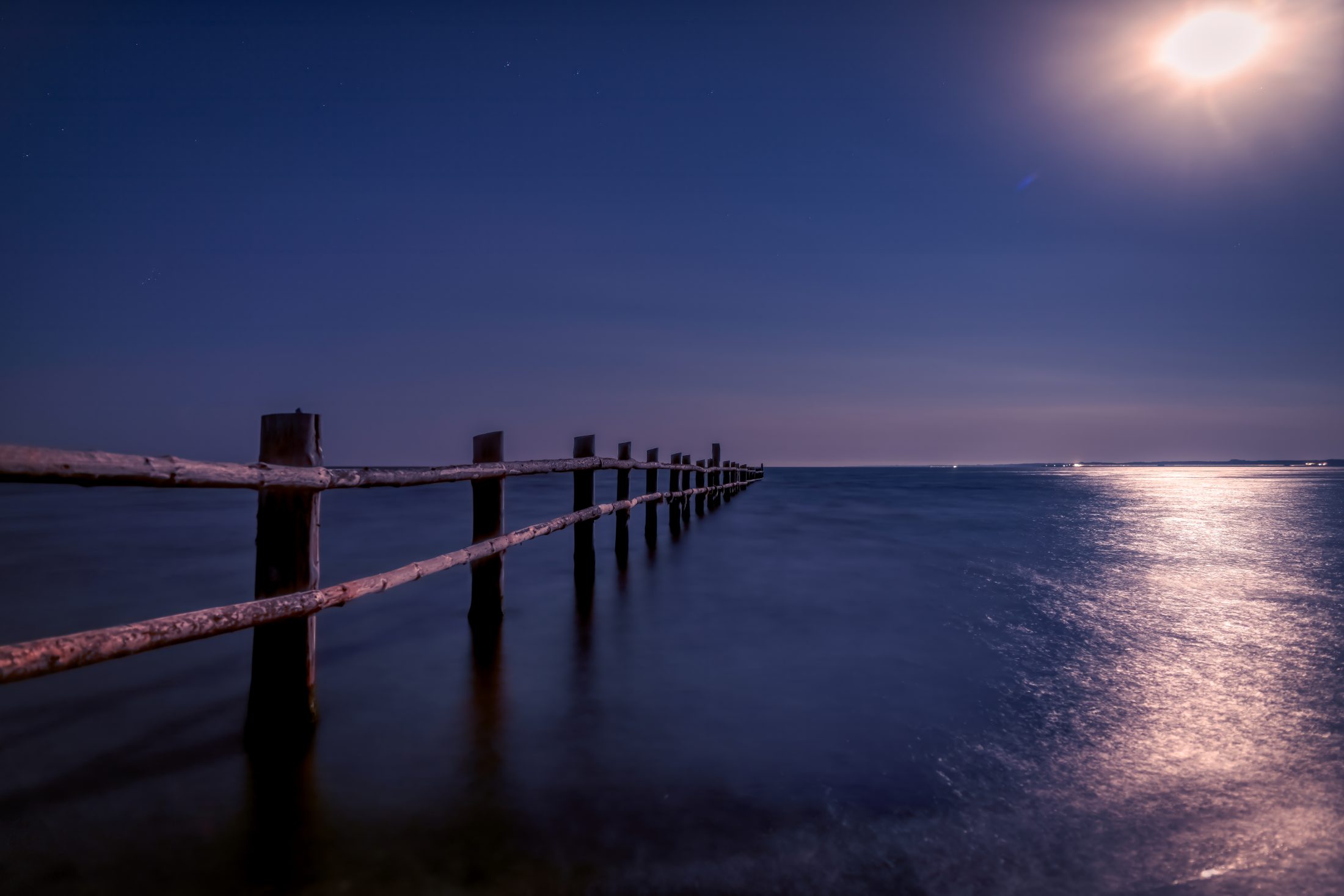 Mondschein über dem Holzsteg