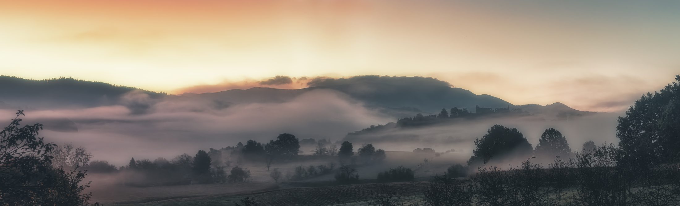 Morgennebel über dem Brettental mit Burgruine Hochburg